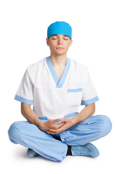 Médico que medita em pose de lótus — Fotografia de Stock