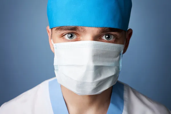 Närbild porträtt av läkare i mask — Stockfoto