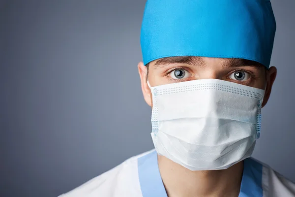 Закрыть портрет врача в маске с копировальным пространством — стоковое фото