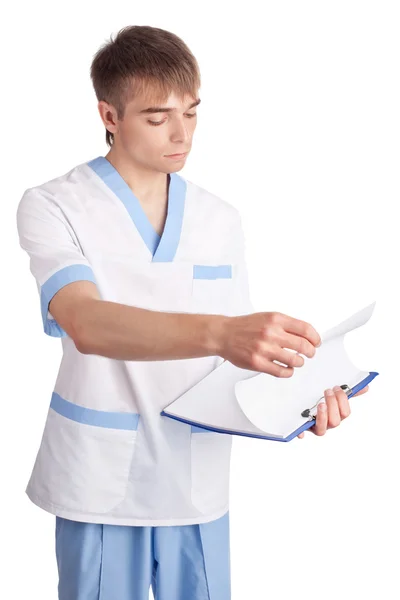 De jonge arts ziet er in een klembord geïsoleerd op wit — Stockfoto