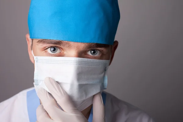 Arzt in Maske mit Kopierraum — Stockfoto