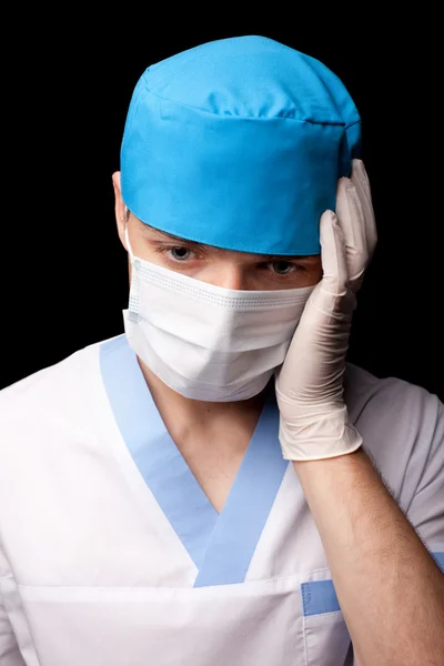 Грустный врач изолирован на черном фоне — стоковое фото