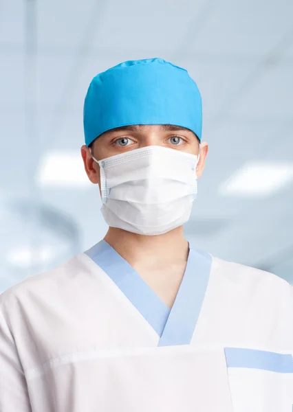 Médico en máscara en el hospital —  Fotos de Stock