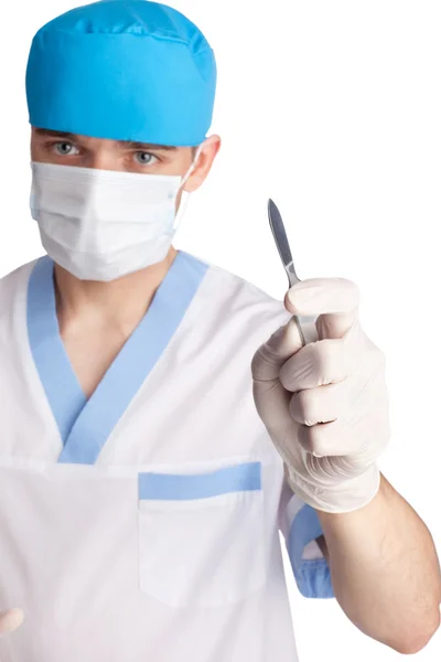 Läkare som fokuserade på en skalpell i händer isolerad på vita b — Stockfoto