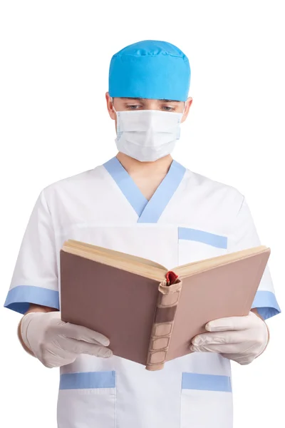 医師は白い背景上に分離されて本を読みます — ストック写真