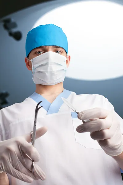 外科医の手術室での作業 — ストック写真