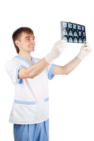 Médico sorridente olhando para tomografia computadorizada TC — Fotografia de Stock