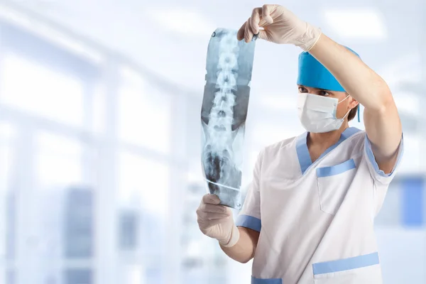 Médico mirando la imagen de rayos X de la columna vertebral en hosp — Foto de Stock