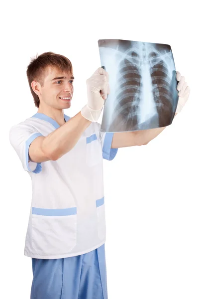 Lékař při pohledu na RTG snímek plic izolovaných na whi — Stock fotografie