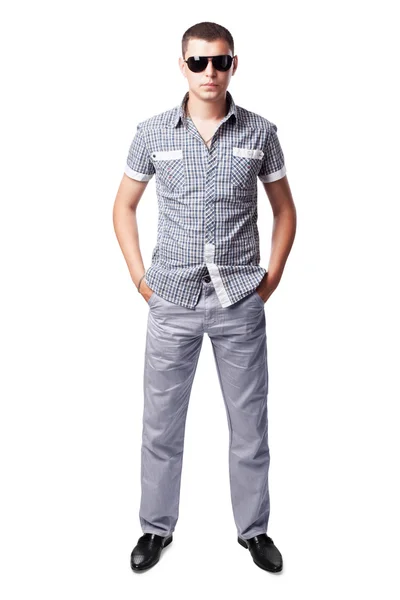 Jonge man in zonnebril geïsoleerd op een witte achtergrond. volledige lengte — Stockfoto