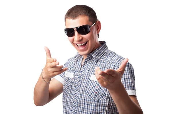 Uśmiechający się zadowolony młody człowiek w okulary pokazuje palce wskazujące na białym tle — Zdjęcie stockowe