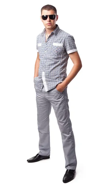 Jonge man in zonnebril geïsoleerd op witte achtergrond — Stockfoto