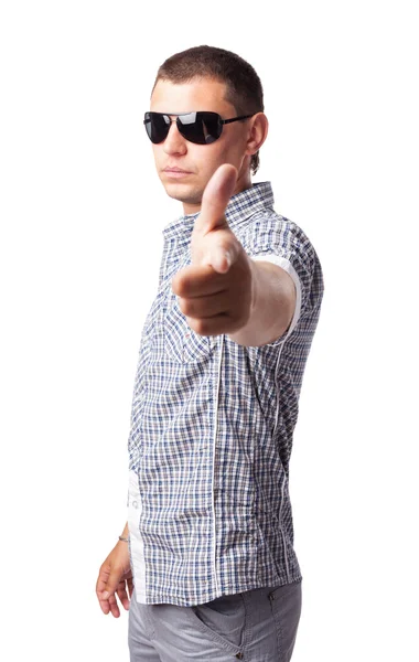 Junger Mann mit Sonnenbrille zeigt Zeigefinger auf weißem Bac — Stockfoto