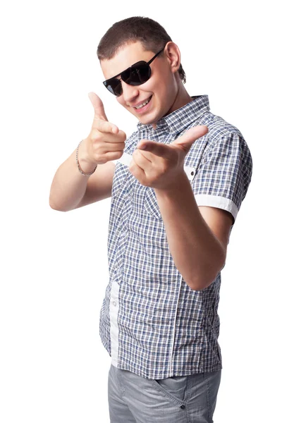 Усміхнений щасливий молодий чоловік в сонцезахисних окулярах показує ізольовані пальці — стокове фото