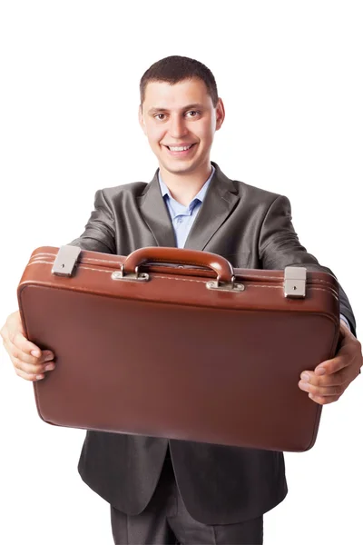 Jonge zakenman houdt een korte geval geïsoleerd op witte pagina — Stockfoto