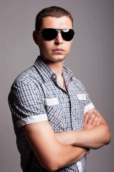 Jeune homme sérieux avec des lunettes de soleil — Photo