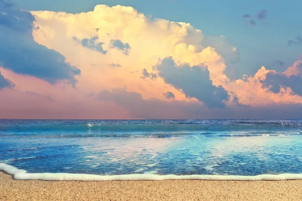海滩和海在戏剧性夕阳与云。美丽的大自然 l — 图库照片
