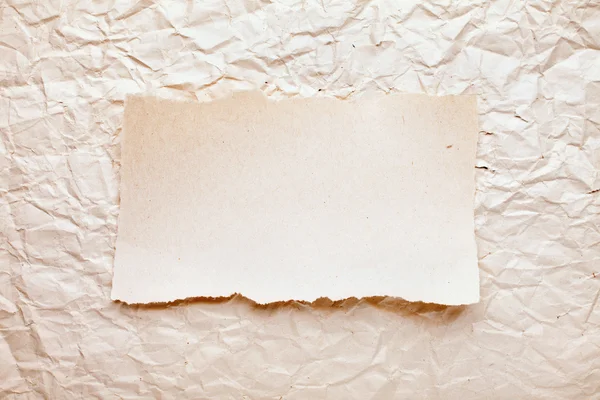 Pezzo di carta strappato su vecchio sfondo di carta schiacciato. annata r — Foto Stock