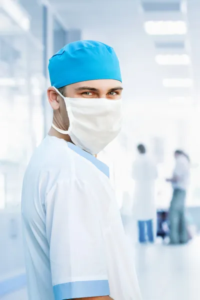 Medico in maschera in ospedale — Foto Stock