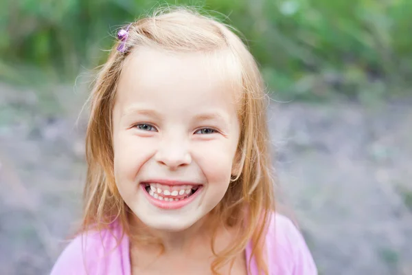 Close up ritratto di ridere bionda bambina all'aperto in sintesi — Foto Stock