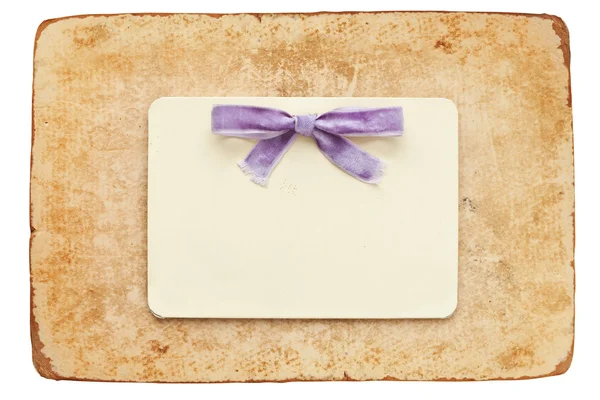 Beyaz arka plan üzerinde izole leylak yay ile klasik kart — Stok fotoğraf
