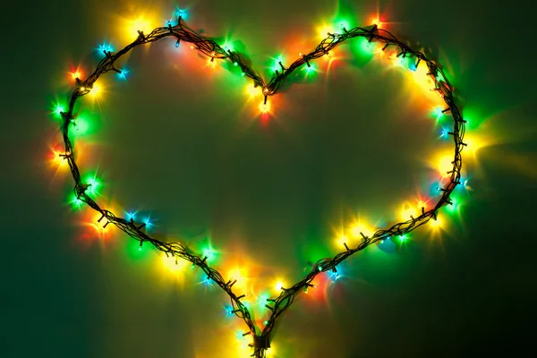 Сяючий серце на темно-зелений фон. День Святого Валентина — стокове фото