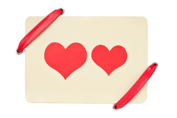 白い背景で隔離赤いリボン付きバレンタイン カード — ストック写真