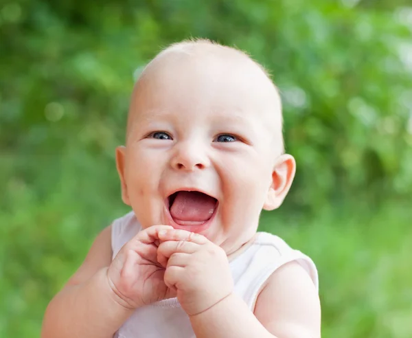 Mutlu bebek çocuk summ, doğal zemin üzerine gülen portresi — Stok fotoğraf