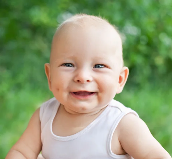 Retrato de sorrir menino feliz no fundo natural no summ — Fotografia de Stock