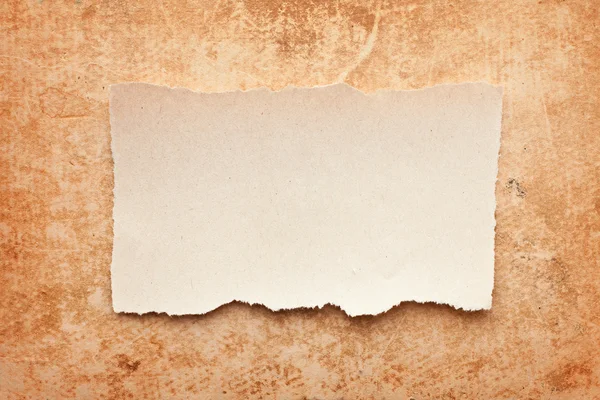 Ripped piece of paper on grunge paper background. vintage retro — Stock Photo, Image