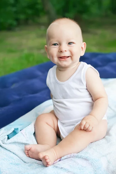 Улыбающийся счастливый мальчик на пикнике летом — стоковое фото