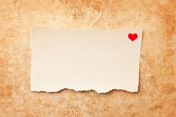 Geript stukjes papier op grunge papier achtergrond. liefdesbrief — Stockfoto