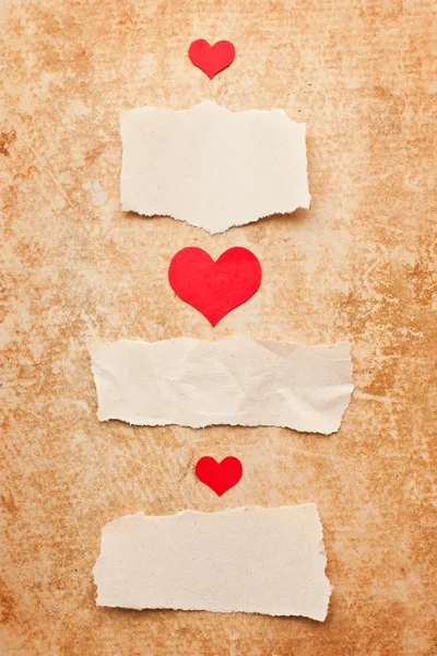Pedaços de papel rasgados no fundo do papel grunge. Carta de amor.V — Fotografia de Stock