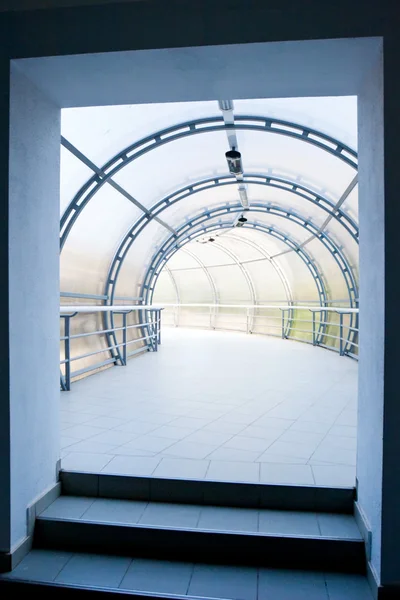 Вход в синий стеклянный коридор в офисном центре — стоковое фото