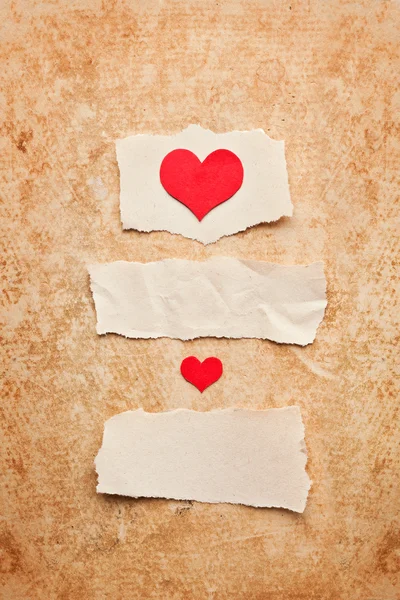 Geript stukjes papier op grunge papier achtergrond. liefde letter.v — Stockfoto