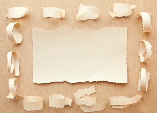 Ruční kartu od roztrhané kousky papíru — Stock fotografie