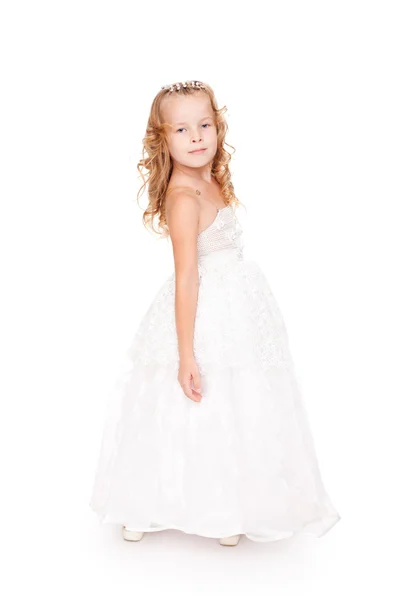 Całkiem mała dziewczynka w pięknej białej sukni — Zdjęcie stockowe
