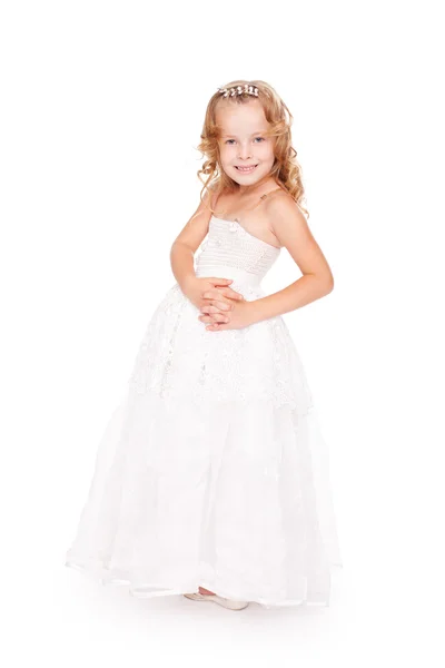 Całkiem mała dziewczynka w pięknej białej sukni — Zdjęcie stockowe