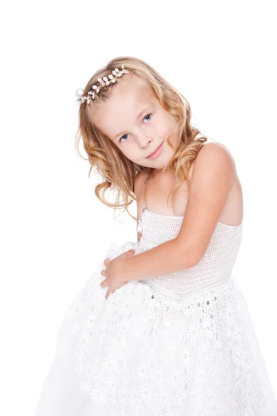 Красивая маленькая девочка в красивом белом платье — стоковое фото