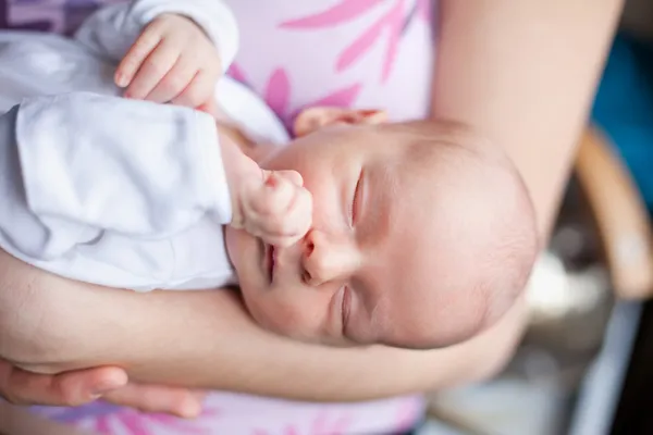 Sonhando menino recém-nascido — Fotografia de Stock
