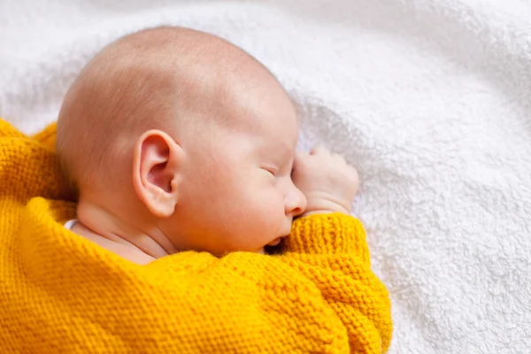 Sonhando menino recém-nascido — Fotografia de Stock