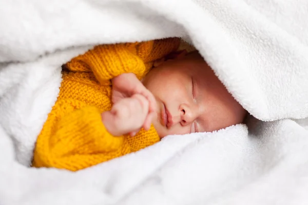 Мечтающий новорожденный мальчик — стоковое фото