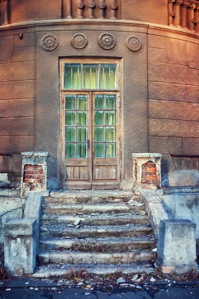 Passi e porte d'ingresso di un vecchio edificio — Foto Stock