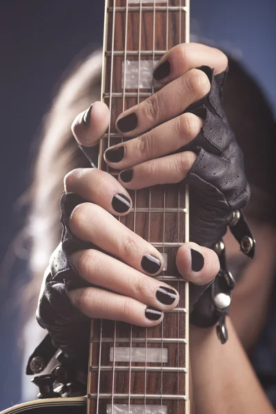 Dziewczyna trzyma jej gitara — Zdjęcie stockowe