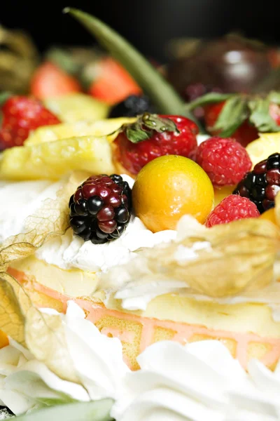 Pastel de frutas y crema batida —  Fotos de Stock