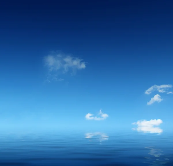 Wolkenloser blauer Himmel, der zum Horizont über einer blauen Meeresoberfläche aufbricht — Stockfoto