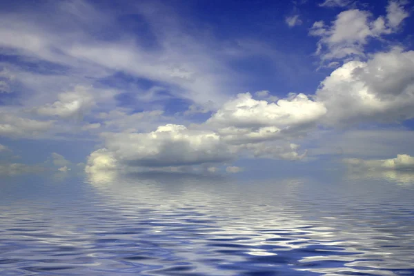 Bewolkt blauwe hemel verlaten voor horizon boven een blauwe oppervlakte van de zee — Stockfoto