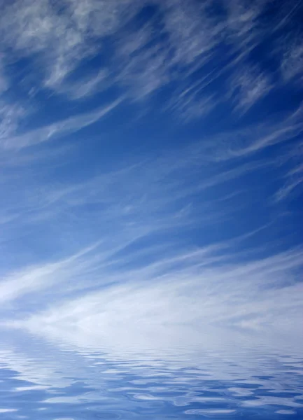 Cloudy blue sky leaving for horizon above a blue surface of the sea — Stock Photo, Image
