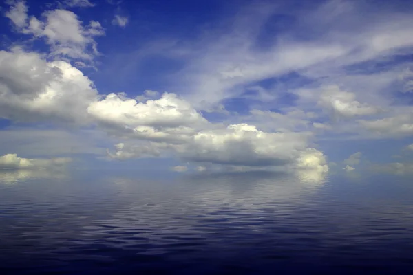 Cloudy blue sky leaving for horizon above a blue surface of the sea — Stock Photo, Image