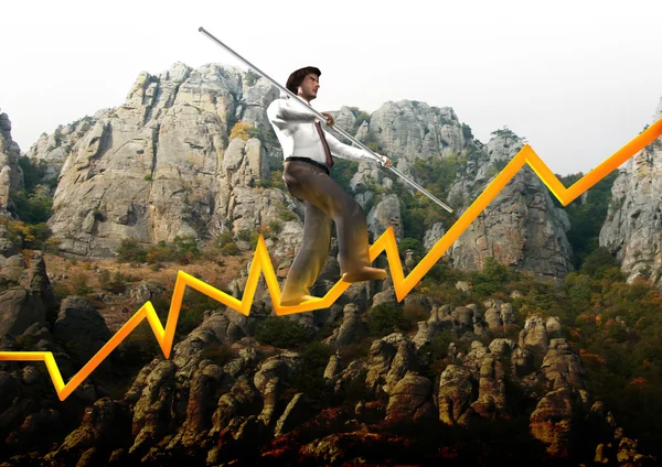 Бизнесмен на финансовом графике, стремящийся к вершине — стоковое фото